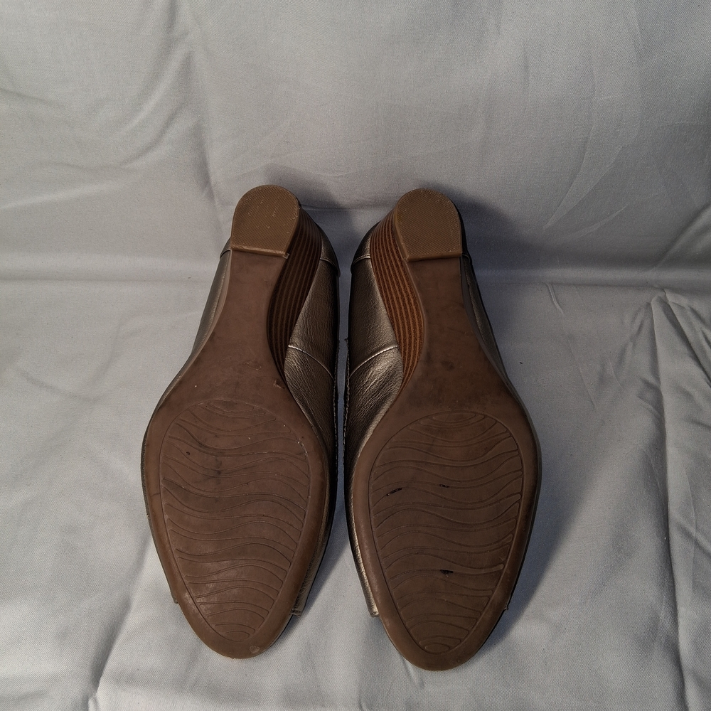Laura Scott Metallic Gold Peep Toe Wedge Pumps - Picture 6 of 6
